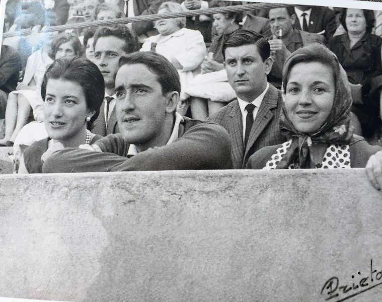 Archivo:Mama y tio Javier.jpg