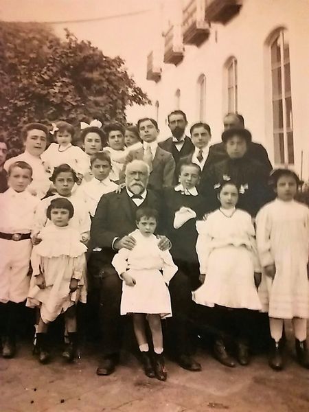 Archivo:Rodrigo SA SA y familia.jpg